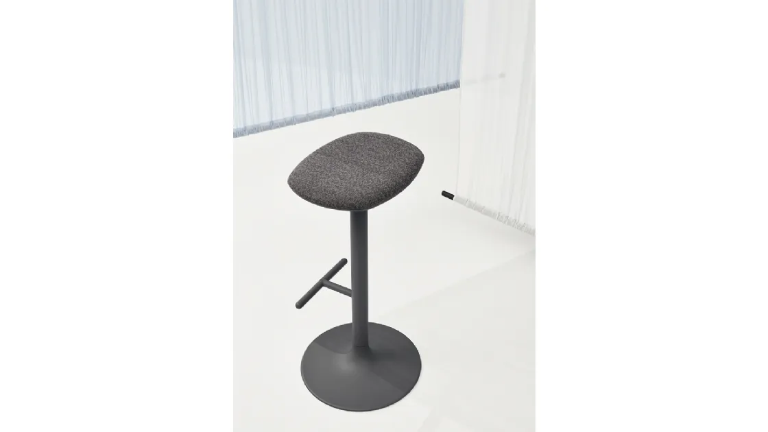 Sgabello Flink Stool con seduta in tessuto imbottito e base in acciaio di Infiniti