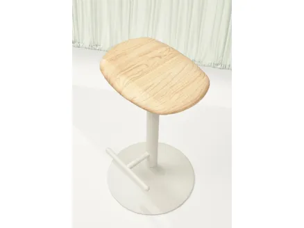 Sgabello Flink Wood Stool con seduta in Frassino naturale e base in acciaio di Infiniti