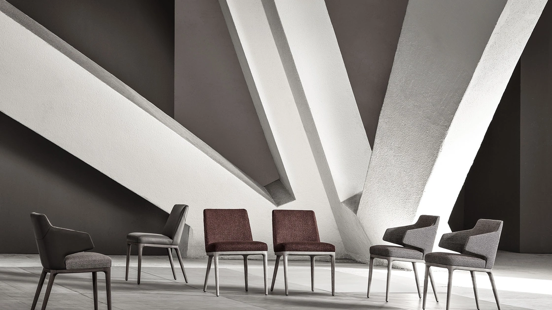 Sedia con o senza braccioli rivestita in tessuto e pelle con base in legno massello di frassino Amanda di Frigerio