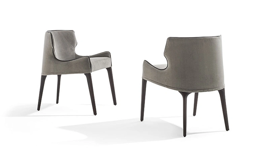 Sedia avvolgente in tessuto imbottito con gambe in legno massello Crosby di Frigerio