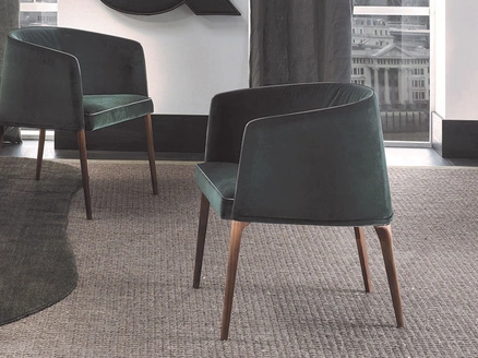 Sedia Jackie Poltroncina in tessuto imbottito con gambe in legno massello di Frigerio