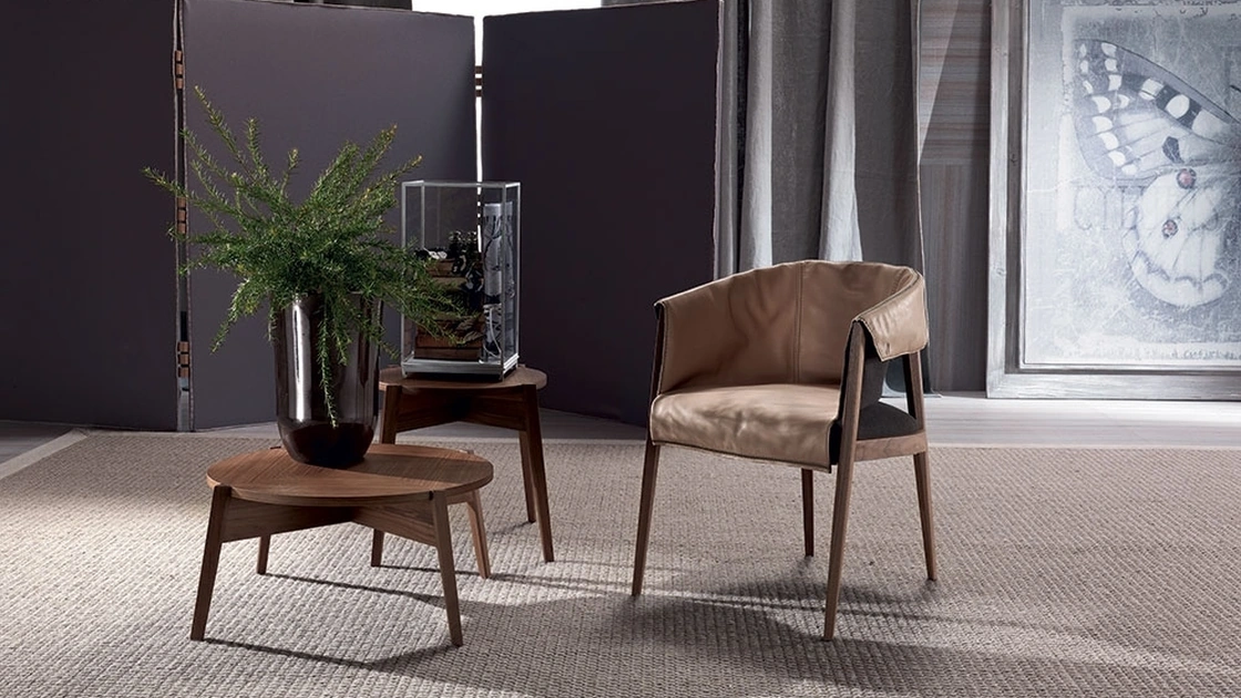 Sedia Liza con rivestimento in pelle e struttura in legno massello di Frigerio