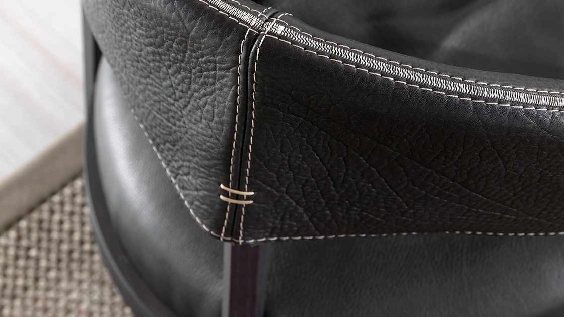 Sedia Liza con rivestimento in pelle nera e struttura in legno massello di Frigerio