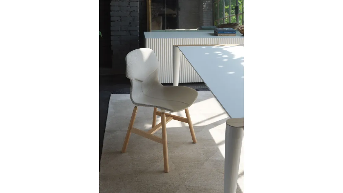 Sedia imbottita in tessuto con gambe in legno Stereo Wood di Horm