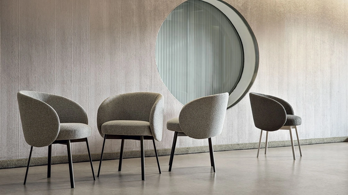 Sedia Hug in tessuto imbottito di Frigerio