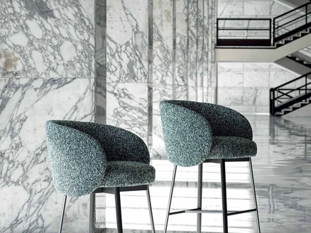 Sgabello in tessuto Hug di Frigerio