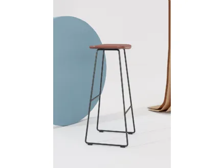 Sgabello Klejn Stool con seduta in ecopelle e base in tondino di acciaio di Infiniti