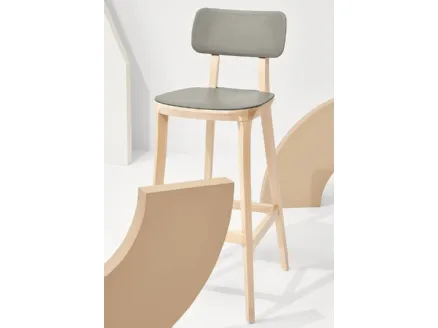 Sgabello Porta Venezia Kitchen Stool in polipropilene con struttura in Faggio massello Naturale di Infiniti