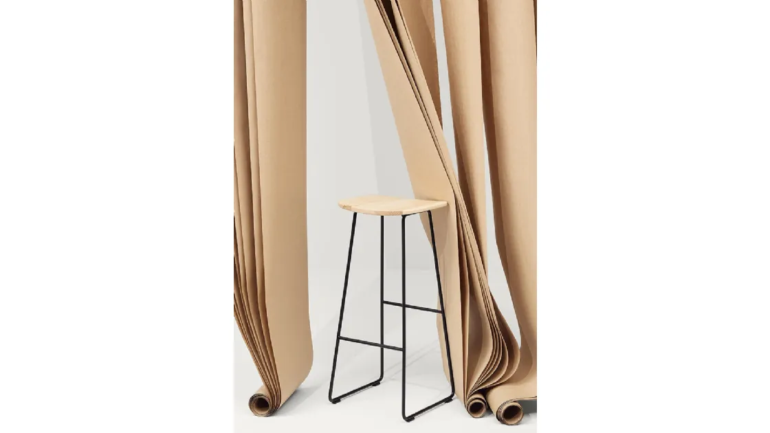 Sgabello Klejn Wood Stool con seduta in Frassino e base in tondino di acciaio di Infiniti