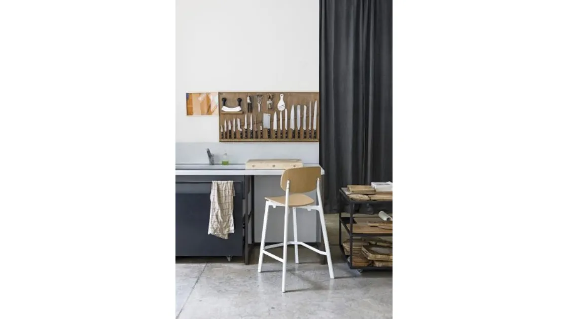 Sgabello Colander Stool con seduta in legno e struttura in alluminio verniciato di Kristalia