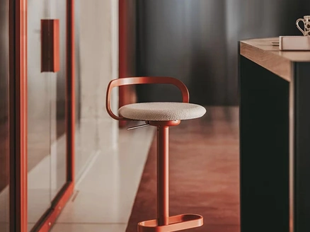 Sgabello Mak in metallo con seduta imbottita di LaPalma