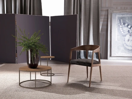 Sedia Lizzye poltroncina in legno massello con seduta imbottita in tessuto di Frigerio