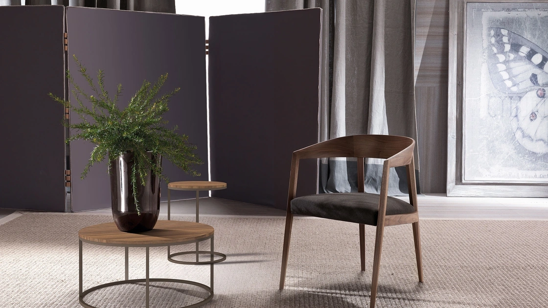 Sedia Lizzye poltroncina in legno massello con seduta imbottita in tessuto di Frigerio