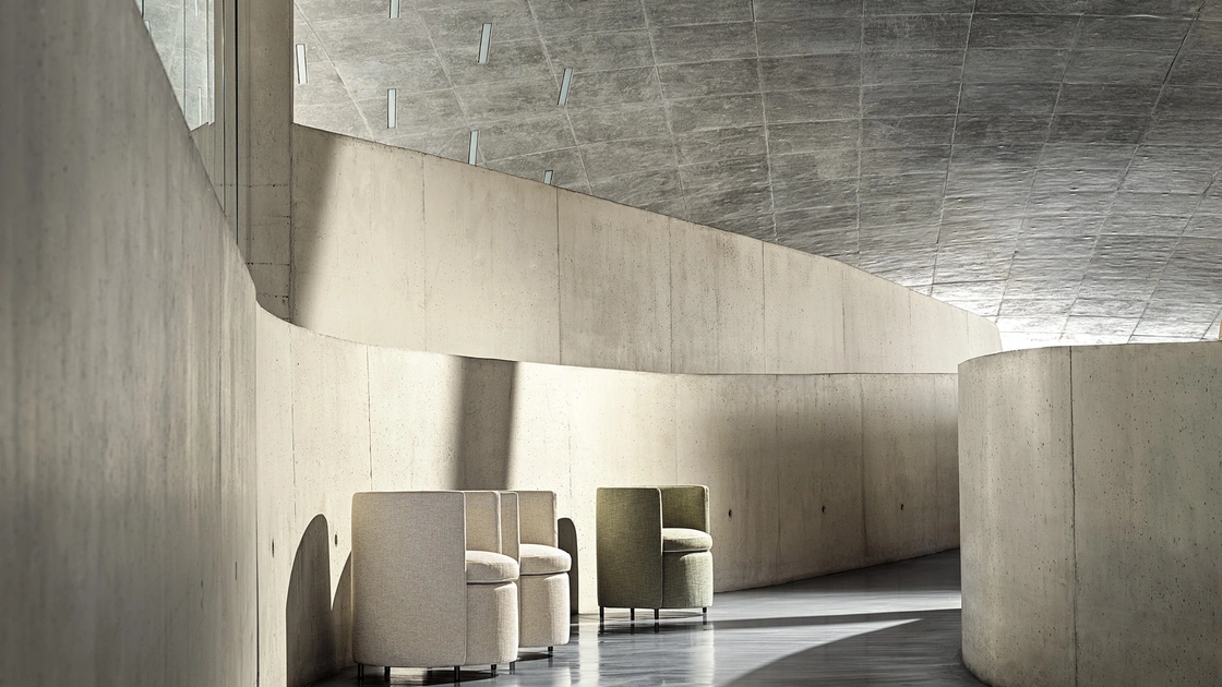 Sedia Lou in tessuto imbottito di Frigerio