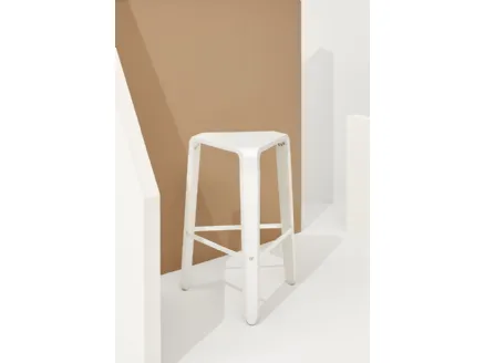Sgabello Picapau Stool in polipropilene Bianco con telaio in legno di Faggio massello laccato Bianco di Infiniti
