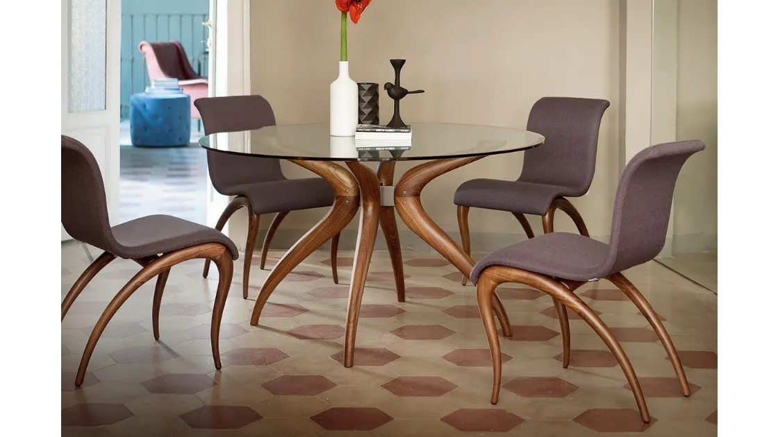 Sedia di design in tessuto con struttura in legno massello Anxie di Porada