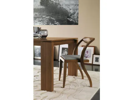 Sedia di design in legno massello con seduta imbottita e rivestita in tessuto Arlekin di Porada