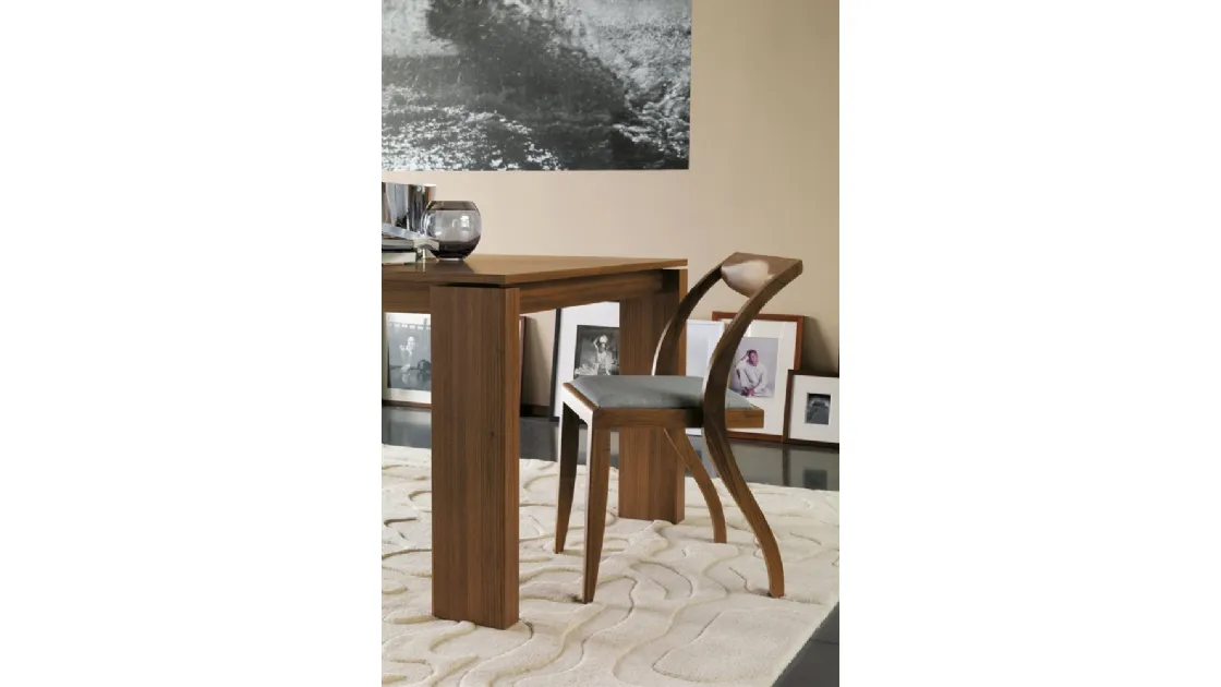 Sedia di design in legno massello con seduta imbottita e rivestita in tessuto Arlekin di Porada