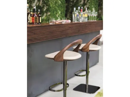 Sgabello girevole di design Ester con struttura in legno massello, seduta rivestita in pelle e base in metallo di Porada