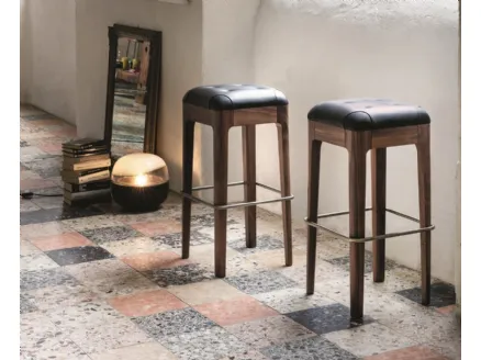 Sgabello in noce con seduta in pelle trapuntata Webby di Porada