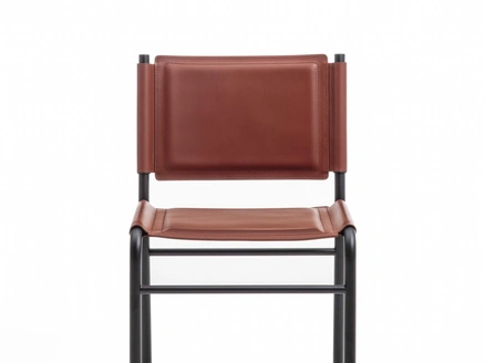 Sedia Pris rivestita in cuoio di Enrico Pellizzoni