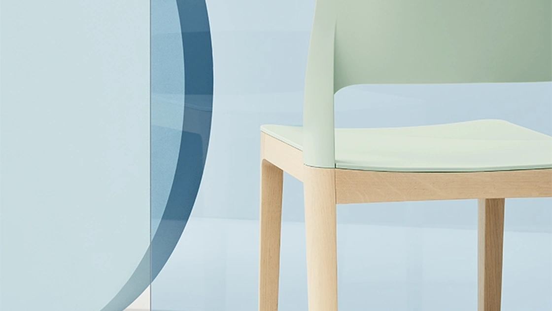 Sedia Settesusette in polipropilene con gambe in Faggio massello Naturale di Infiniti