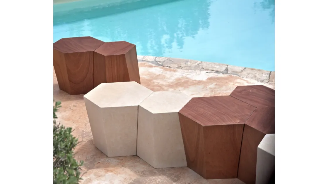 Sgabello in legno o pietra, adatto anche per esterno, composto da due esagoni irregolari che, affiancati l’uno all’altro, offrono la possibilità di creare infinite composizioni per ogni esigenza Hexagon Legno di Horm