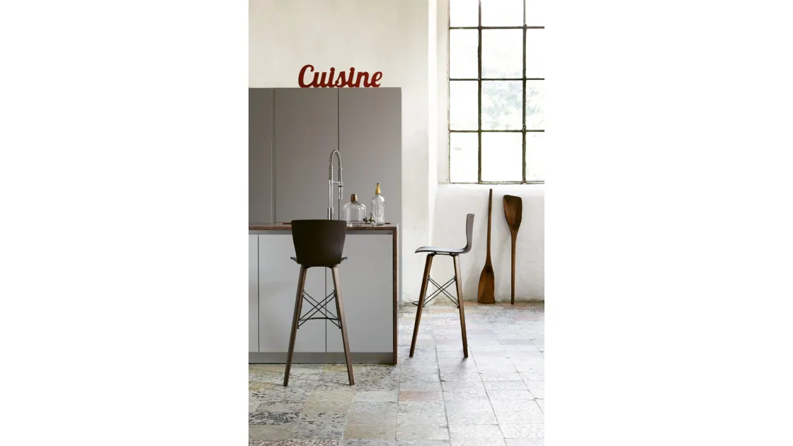 Sgabello con struttura in legno di rovere e intreccio in acciaio, seduta in polipropilene soft touch Rap Wood SS di Colico