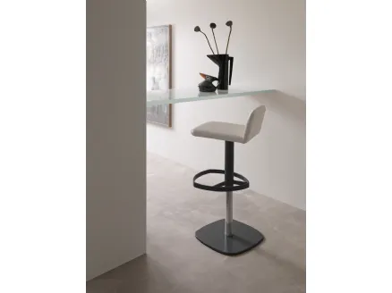 Sgabello con alzata a gas, basamento in metallo e seduta rivestita in pelle Simple di Ozzio