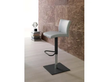 Sgabello con seduta rivestita in ecopelle e basamento in metallo Soft di Ozzio