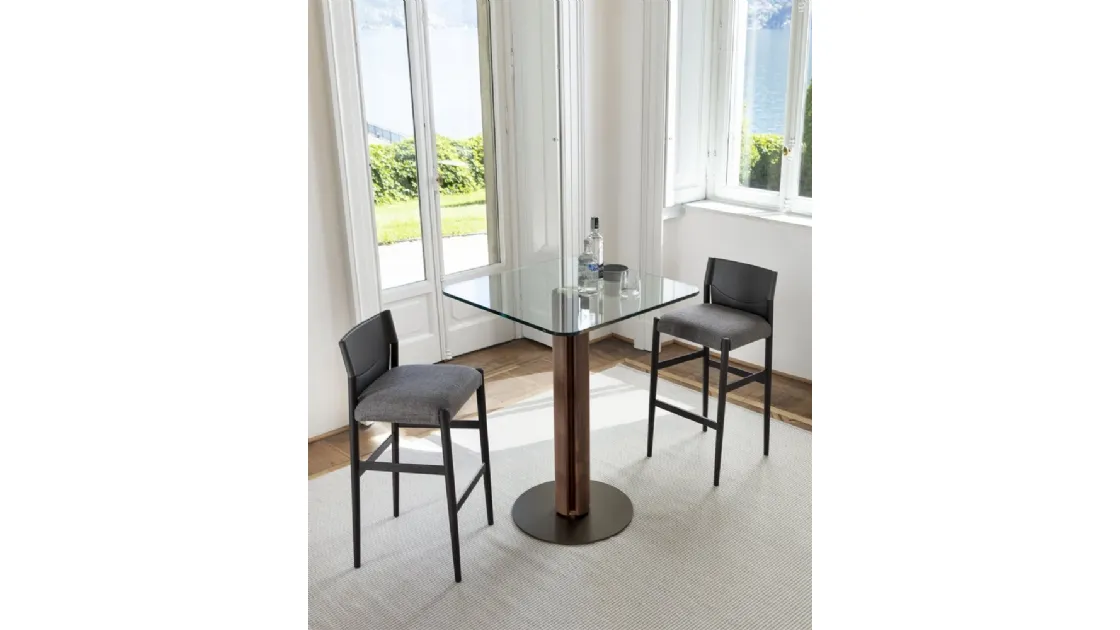 Sgabello con struttura in massello di frassino, schienale in cuoietto e seduta in tessuto Sveva Stool di Porada