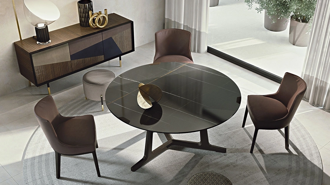 Tavolo rotondo in gres porcellanato effetto marmo con base in legno massello Arja di Frigerio