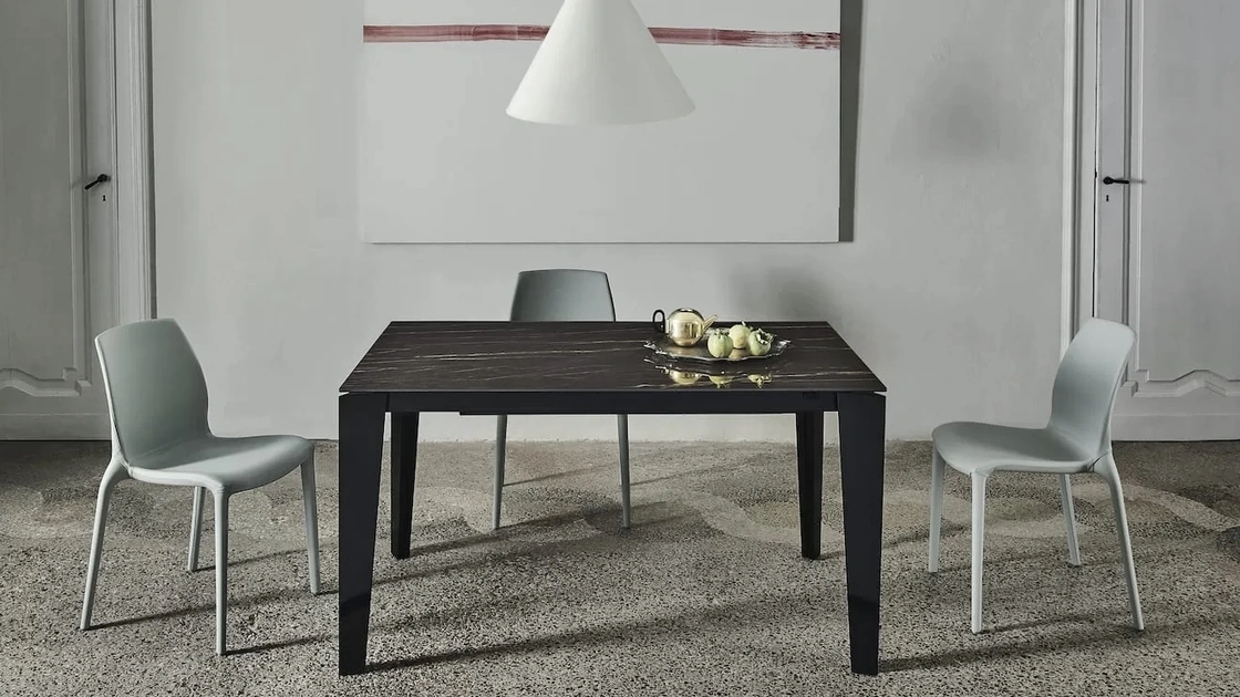 Tavolo allungabile Cruz XXL con top in SuperMarmo e base in acciaio laccato di Bontempi