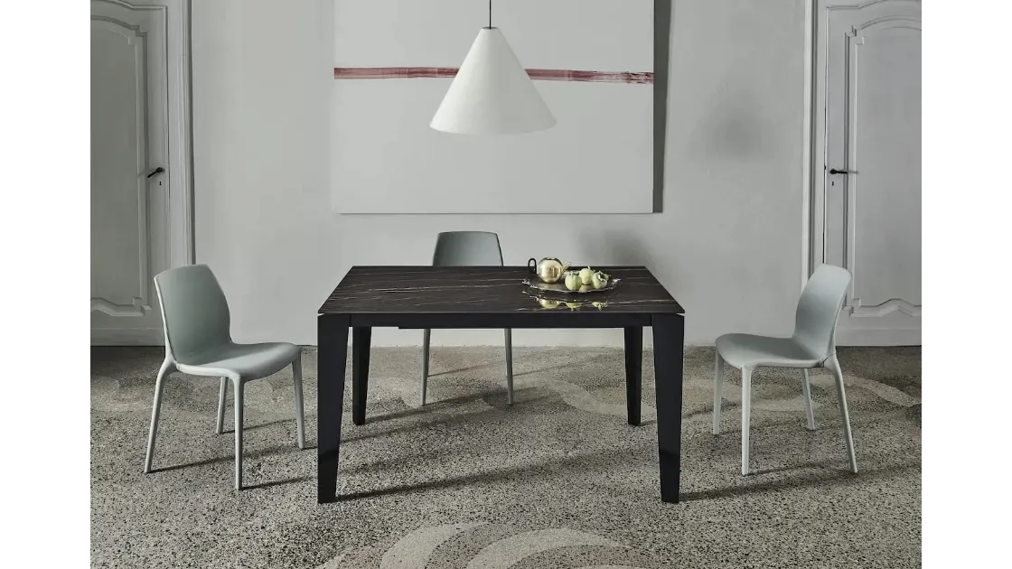 Tavolo allungabile Cruz XXL con top in SuperMarmo e base in acciaio laccato di Bontempi