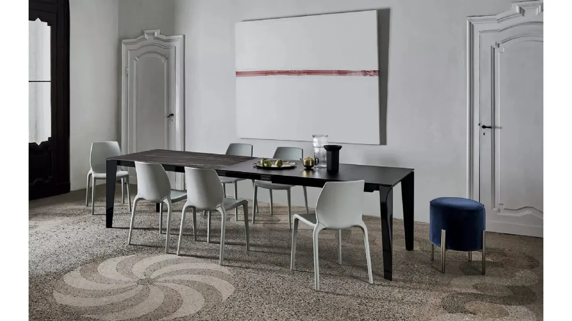 Tavolo allungabile Cruz XXL con top in SuperMarmo e base in acciaio laccato di Bontempi