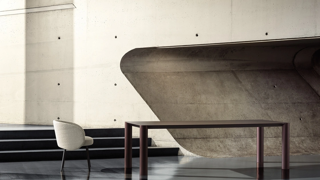 Tavolo Cyclop in legno laccato di Frigerio