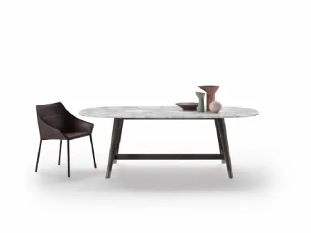 Tavolo Desco con piano in marmo e base in legno massello di Flexform
