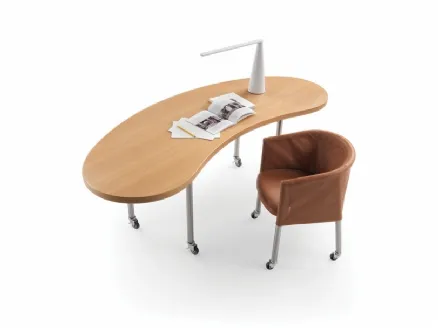 Tavolo Mixer in legno impiallacciato con base in metallo su ruote autobloccanti di Flexform
