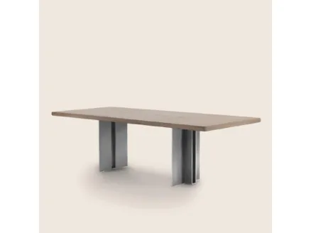 Tavolo Spello con piano in legno e base in metallo verniciato di FlexformTavolo Spello con piano in legno e base in metallo verniciato di Flexform