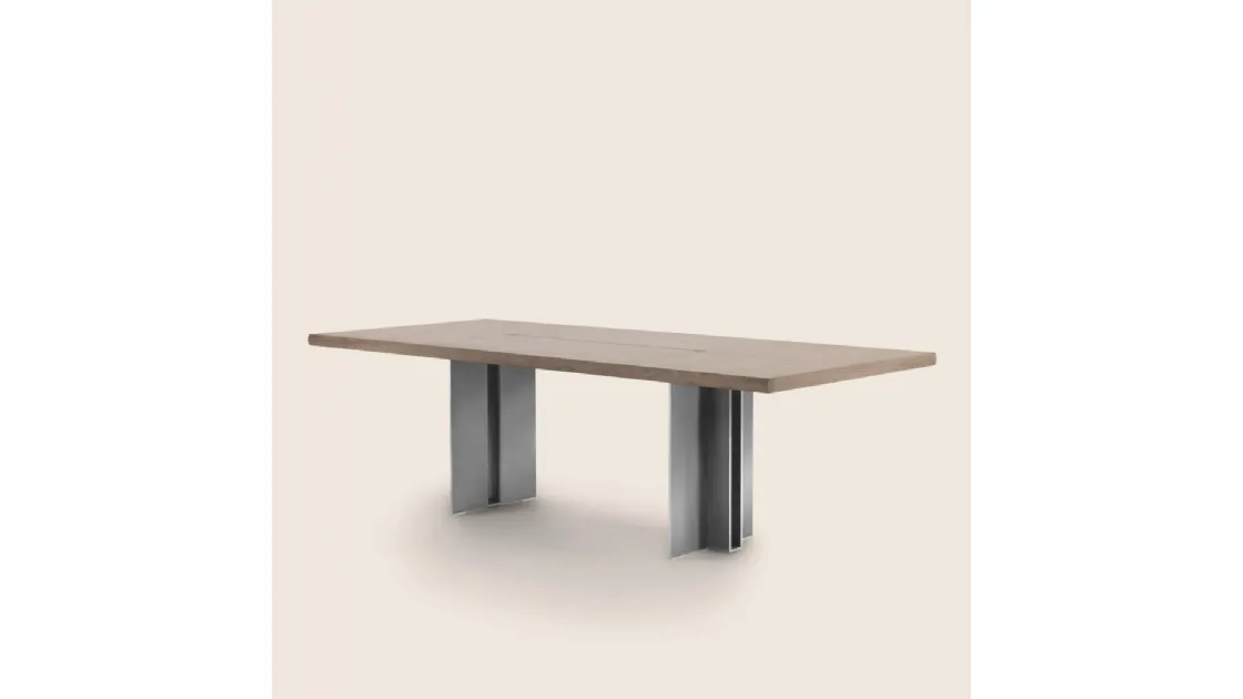 Tavolo Spello con piano in legno e base in metallo verniciato di FlexformTavolo Spello con piano in legno e base in metallo verniciato di Flexform