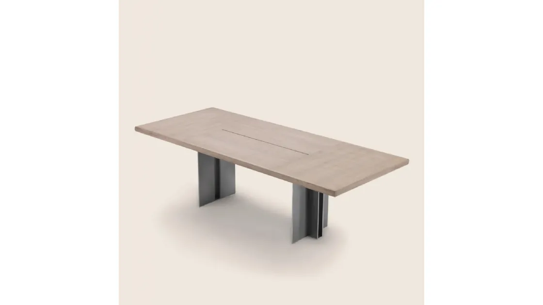 Tavolo Spello con piano in legno e base in metallo verniciato di FlexformTavolo Spello con piano in legno e base in metallo verniciato di Flexform