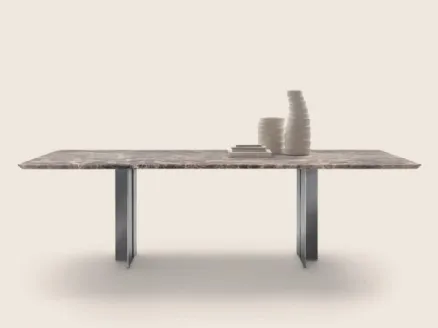 Tavolo Spello con piano in marmo e base in metallo verniciato di Flexform