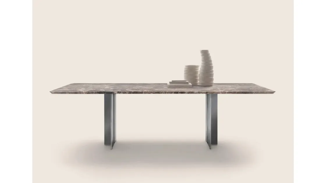 Tavolo Spello con piano in marmo e base in metallo verniciato di Flexform