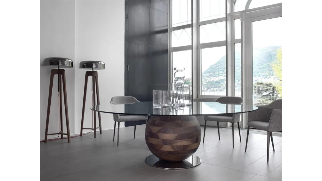 Tavolo rotondo con base in legno massello e top in cristallo Gheo K di Porada
