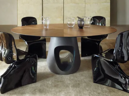 Tavolo rotondo con top in legno di Noce e basamento in cemento Barbara Legno di Horm