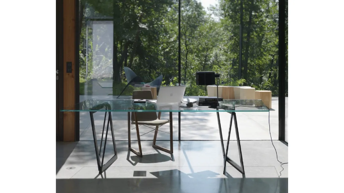 Tavolo rettangolare con top in vetro extrachiaro e gambe in metallo Quadror 02 di Horm
