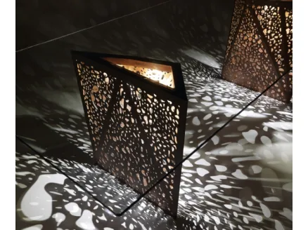 Tavolo di design, luminoso, con gambe in legno traforato a laser e top in vetro Riddled di Horm
