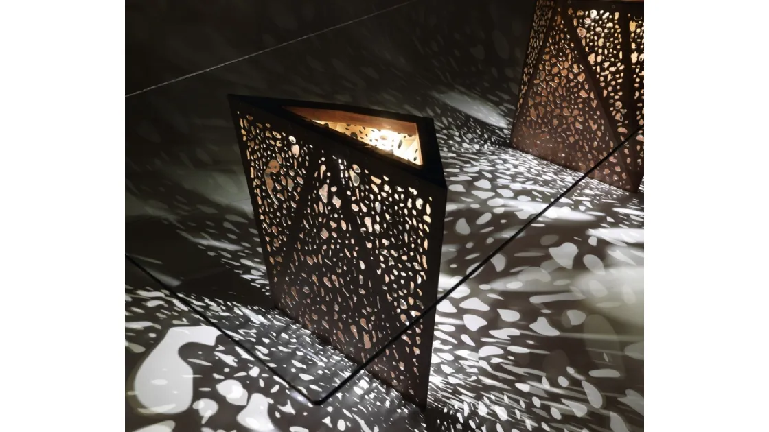 Tavolo di design, luminoso, con gambe in legno traforato a laser e top in vetro Riddled di Horm