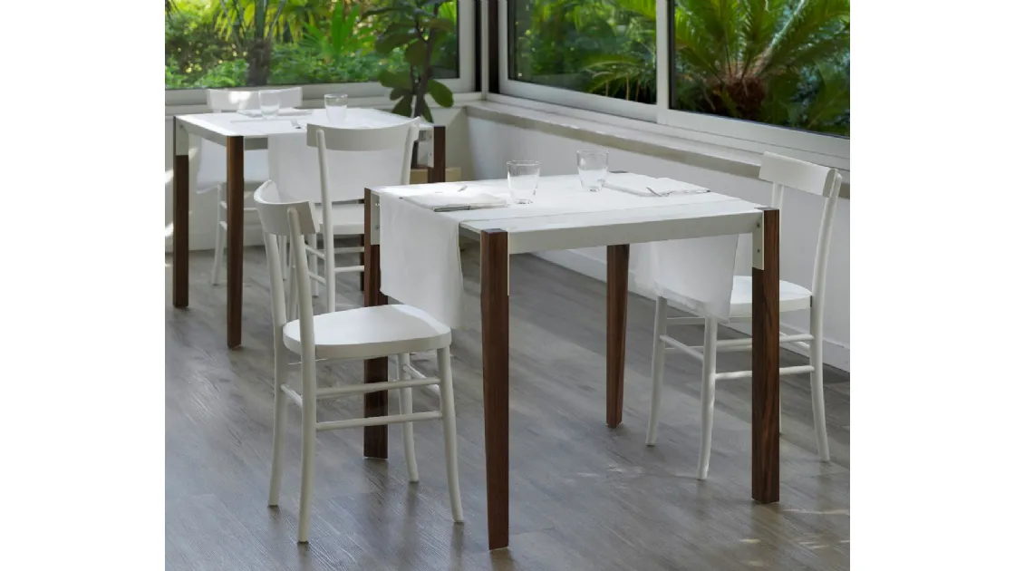 Tavolo in versione bistrot, quadrato con gambe in legno massello e top in Fenix Tango di Horm