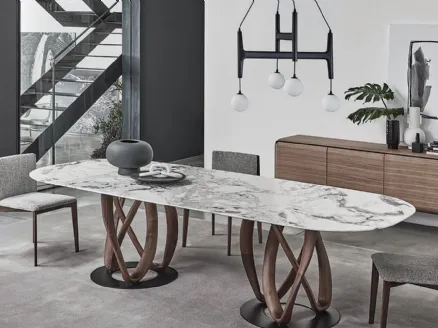 Tavolo ovale con piano in marmo e base in legno massello Infinity di Porada